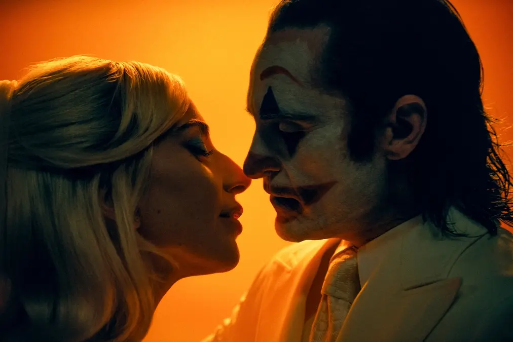 LADY GAGA as Lee Quinzel and JOAQUIN PHOENIX as Arthur Fleck/Joker in Warner Bros. Pictures\\u2019 \\u201CJOKER: FOLIE \\u00C0 DEUX,\\u201D a Warner Bros. Pictures release , Niko Tavernise