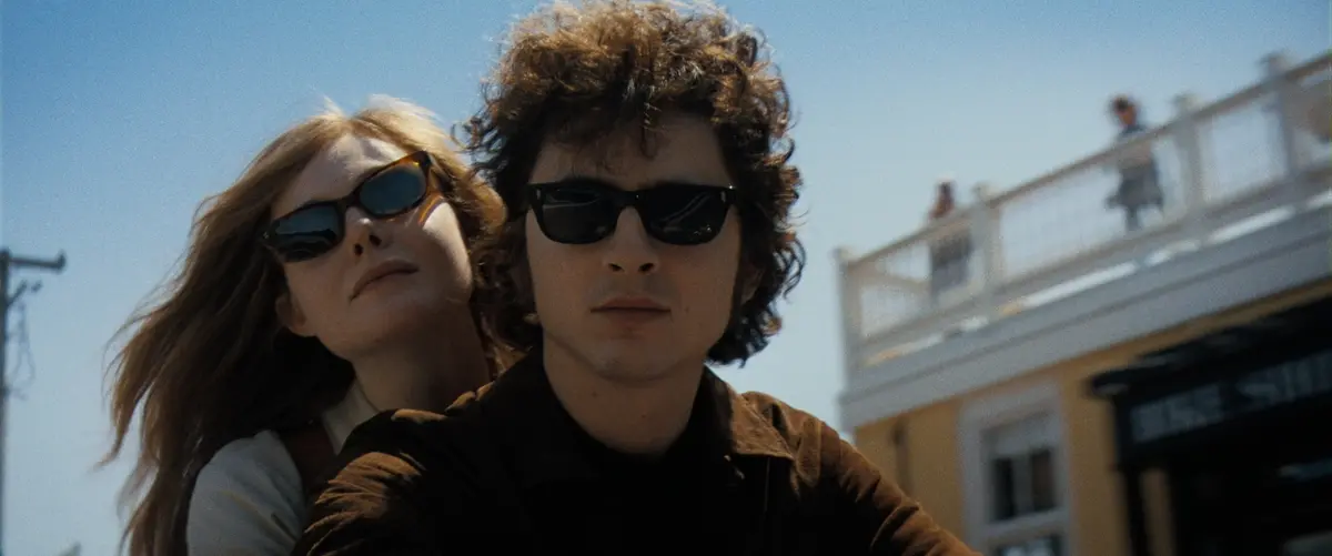 Elle Fanning and Timothée Chalamet in A COMPLETE UNKNOWN. Photo Courtesy of Searchlight Pictures. © 2024 Searchlight Pictures All Rights Reserved.