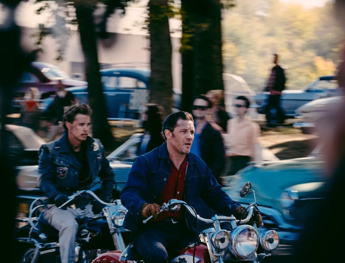 (L to R) Austin Butler as Benny and Tom Hardy as Danny in director Jeff Nichols' THE BIKERIDERS, a Focus Features release. Credit: Kyle Kaplan/Focus Features. © 2024 Focus Features. All Rights Reserved.
