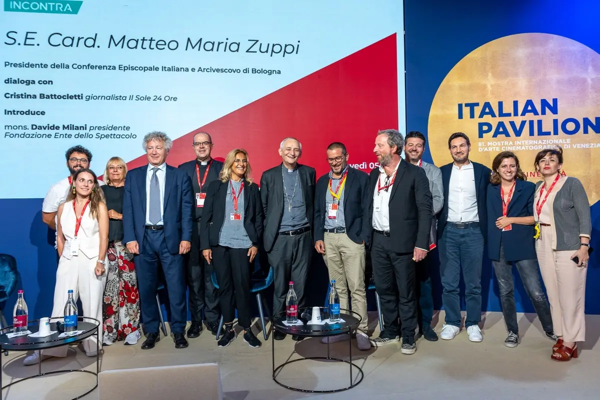 Matteo Zuppi con la squadra della Fondazione Ente dello Spettacolo a Venezia 81, foto Giovanni Frenda