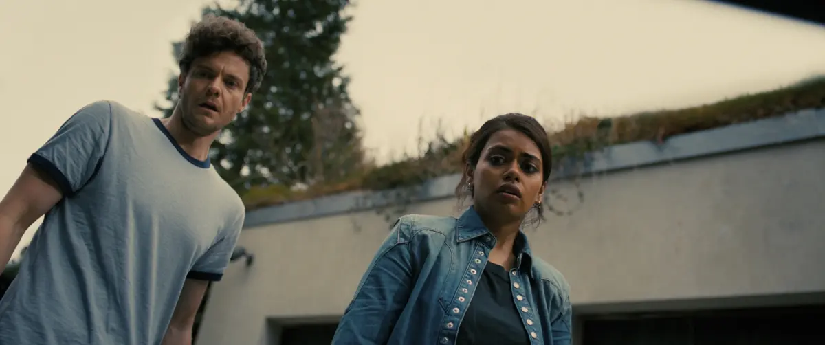 Jack Quaid e Megan Suri in Companion (2025), @WarnerBros