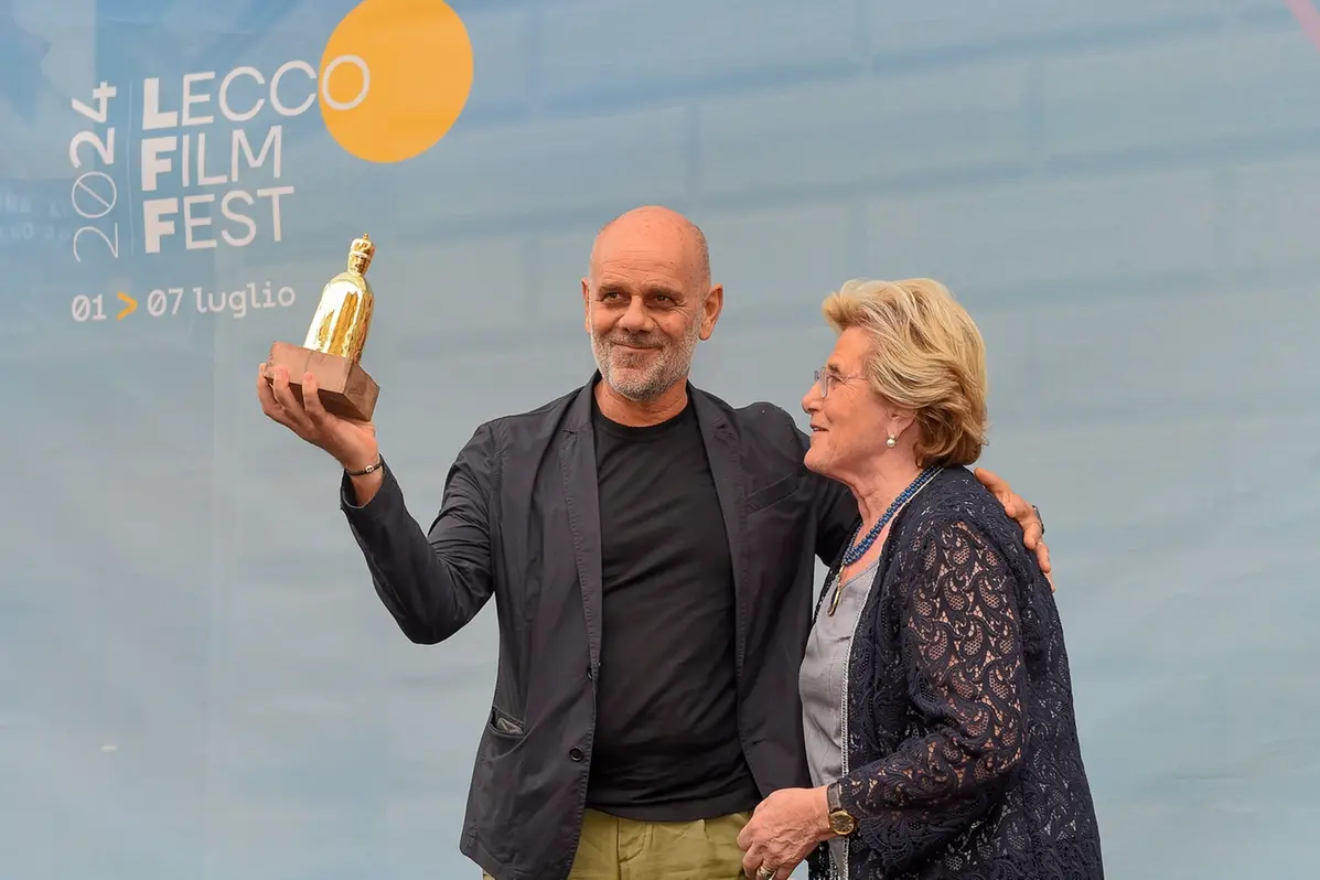 Riccardo Milani riceve il Premio Plinio Agostoni da Maria Agostoni , Stefano Micozzi