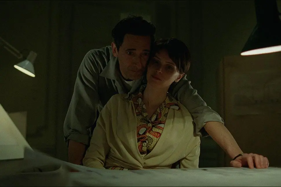 Adrien Brody e Felicity Jones in The Brutalist