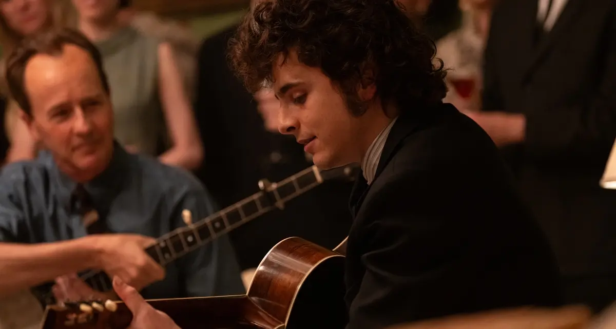 Timothée Chalamet diventa Bob Dylan in A Complete Unknown