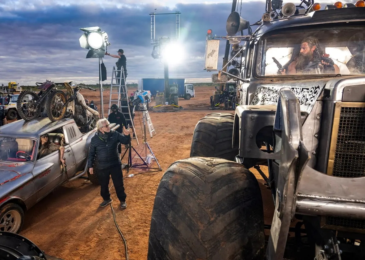 George Miller sul set del film - Foto Jasin Boland @Warner Bros.