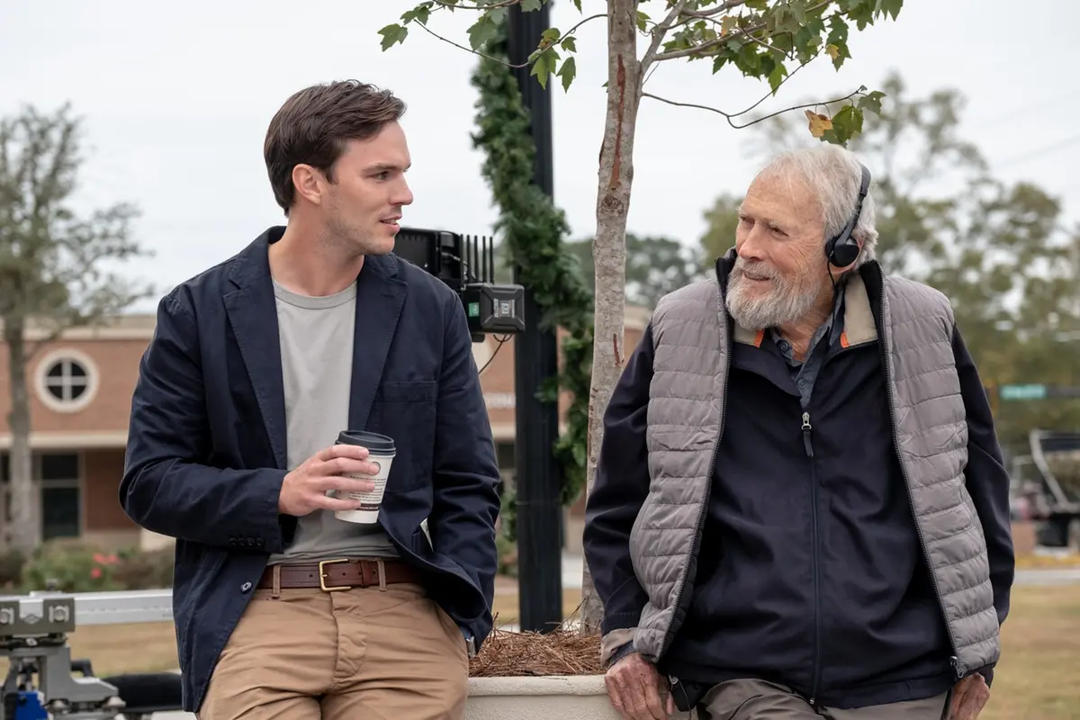 Clint Eastwood e Nicholas Hoult sul set di Giurato Numero 2 , Claire Folger