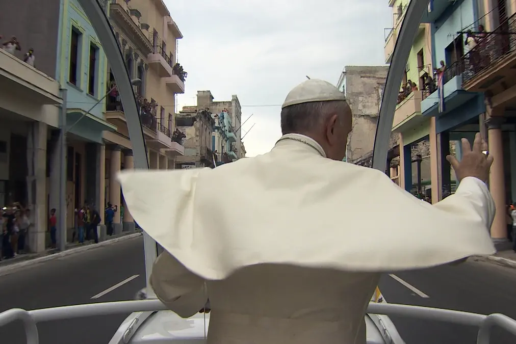 Papa Francesco in un fotogramma di In viaggio di Rosi (2022)