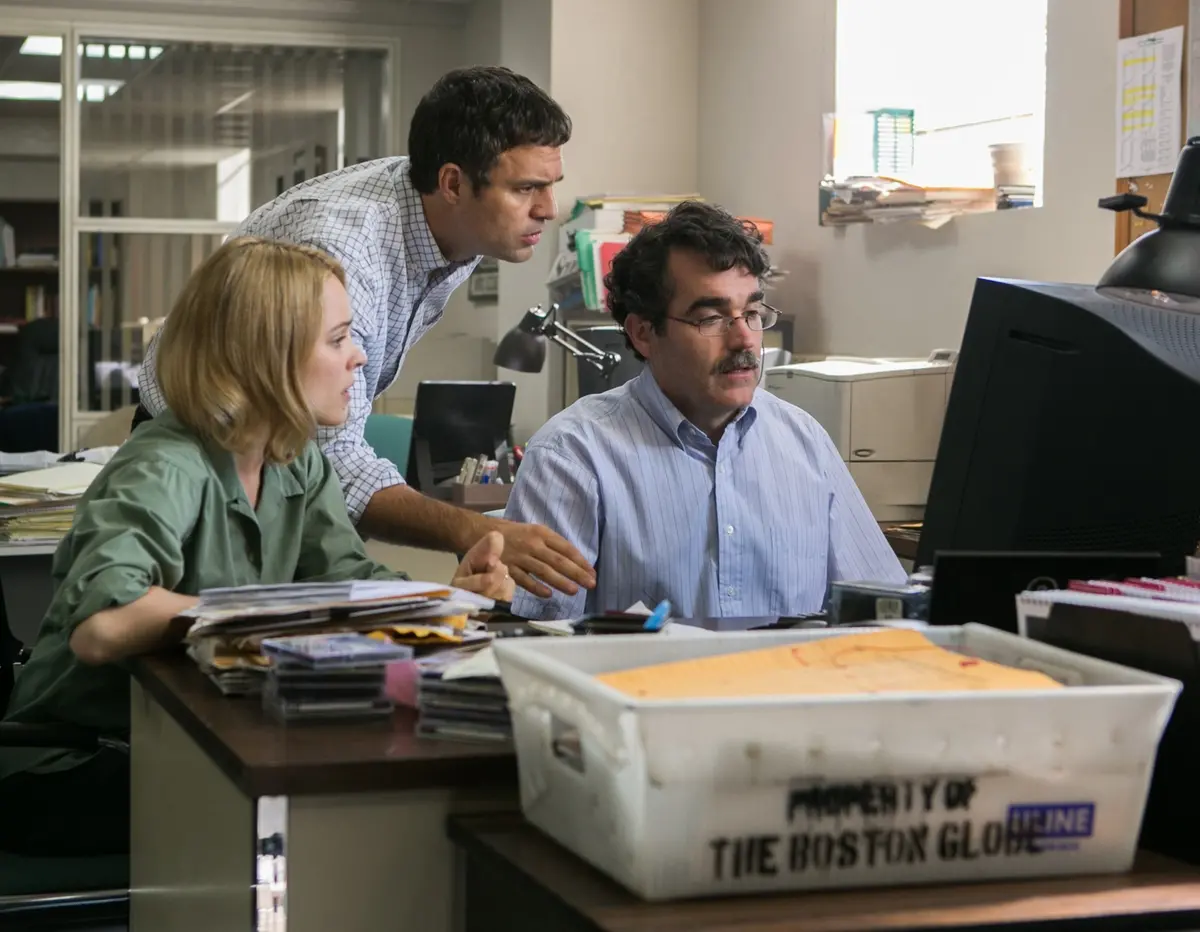 (Left to right) Rachel McAdams as Sacha Pfeiffer, Mark Ruffalo as Michael Rezendes and Brian d’Arcy James as Matt Carroll in SPOTLIGHT. Photo credit: Kerry Hayes / Distributor: Open Road Films