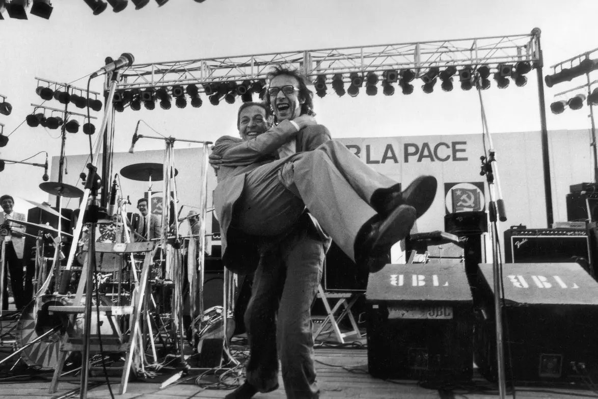 Roma, giugno 1983. Manifestazione della Federazione Giovanile Comunista Italiana. Roberto Benigni prende in braccio Enrico Berlinguer , Attilio Cristini