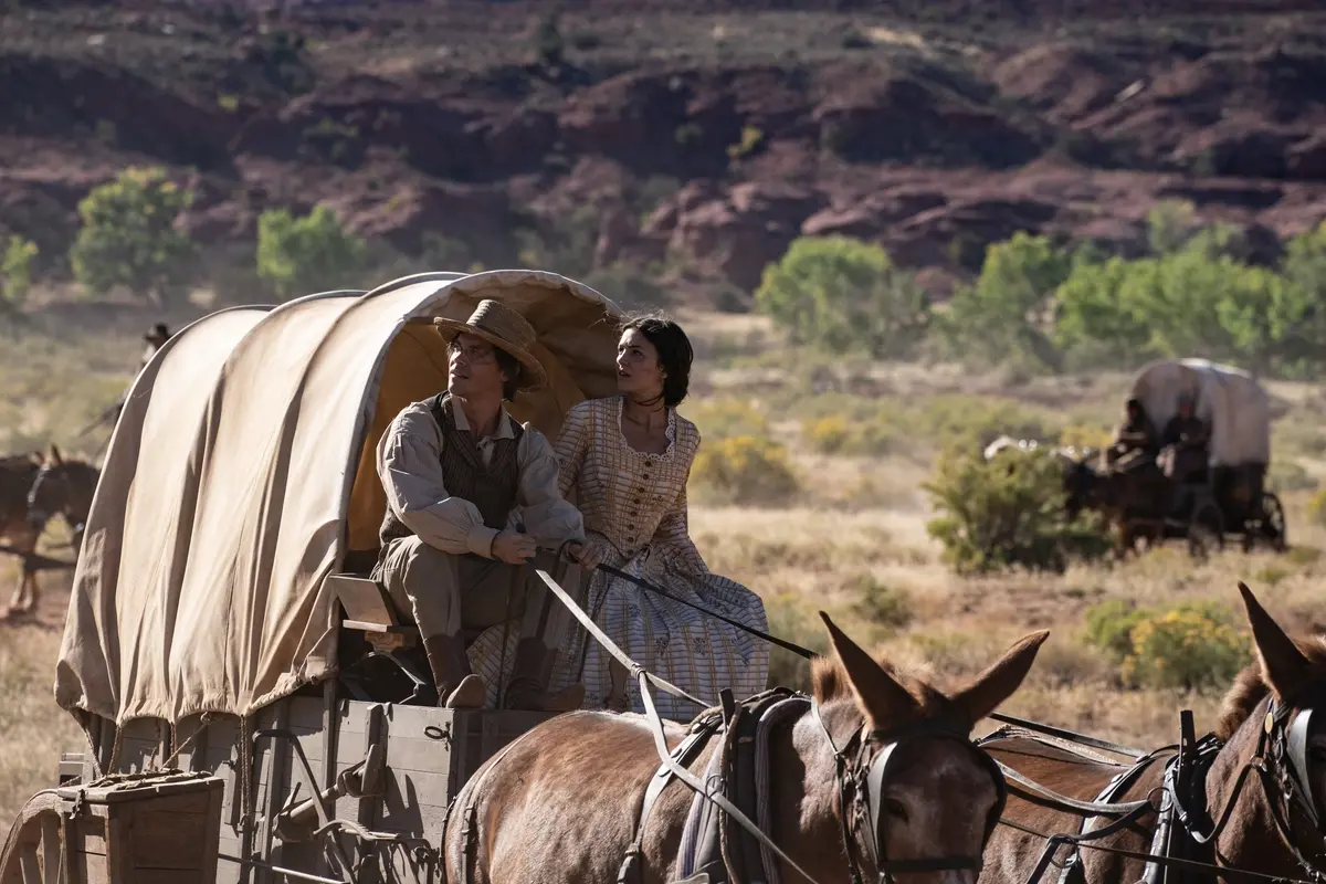 (L to r) TOM PAYNE as Hughes and ELLA HUNT as Juliette in New Line Cinema's Western drama \\\"Horizon: An American Saga” Chapter One, a Warner Bros. Pictures release.