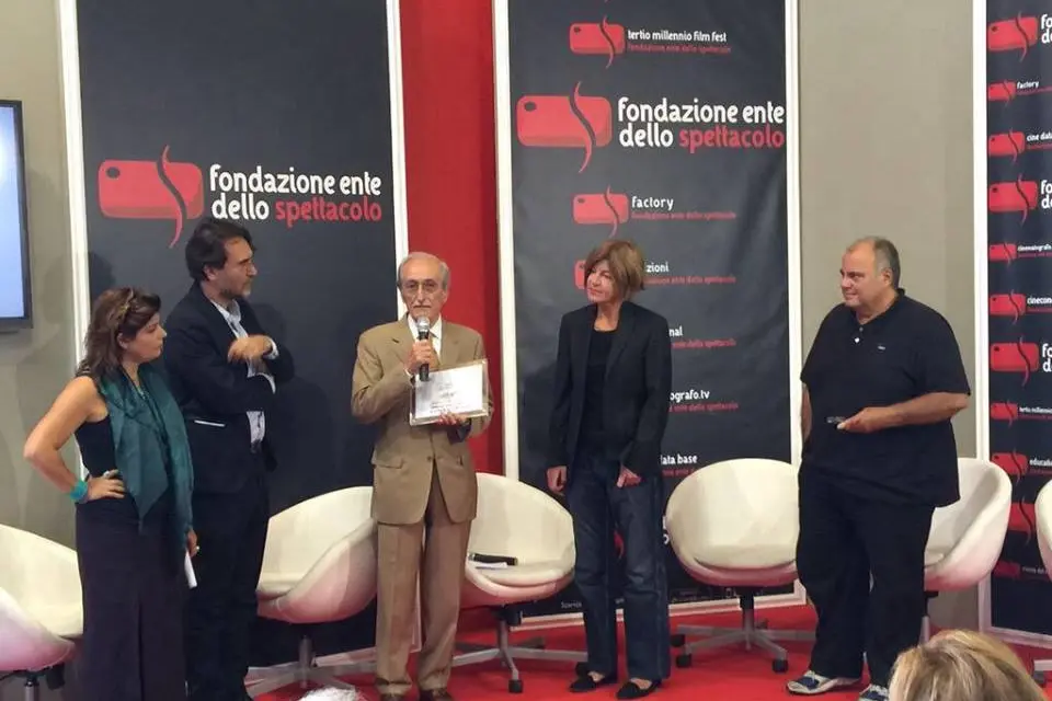 Venezia 72, Spazio della Fondazione Ente dello Spettacolo: Antonio Sancassani riceve da Flaminia Lizzani, figlia del grande regista italiano, il premio Carlo Lizzani 2015