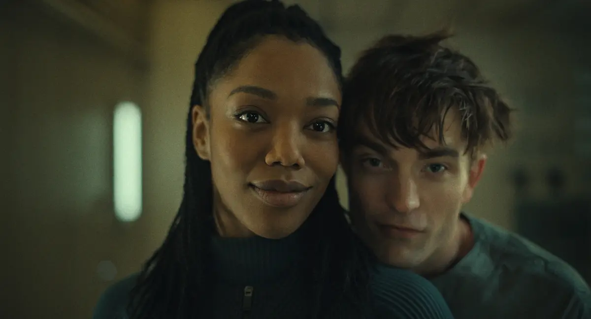 ROBERT PATTINSON E NAOMI ACKIE in “MICKEY 17”. Courtesy of Warner Bros. Pictures