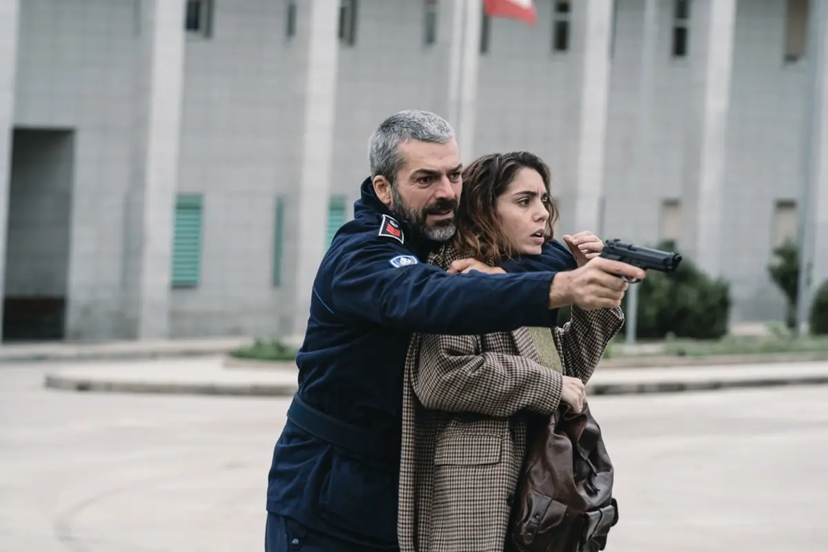 Luca Argentero con Cristiana Dell’Anna ne La coda del diavolo. Ph credit Francesca Ardau