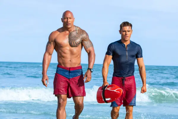 Dwayne Johnson e Zac Efron in Baywatch © 2016 PARAMOUNT PICTURES