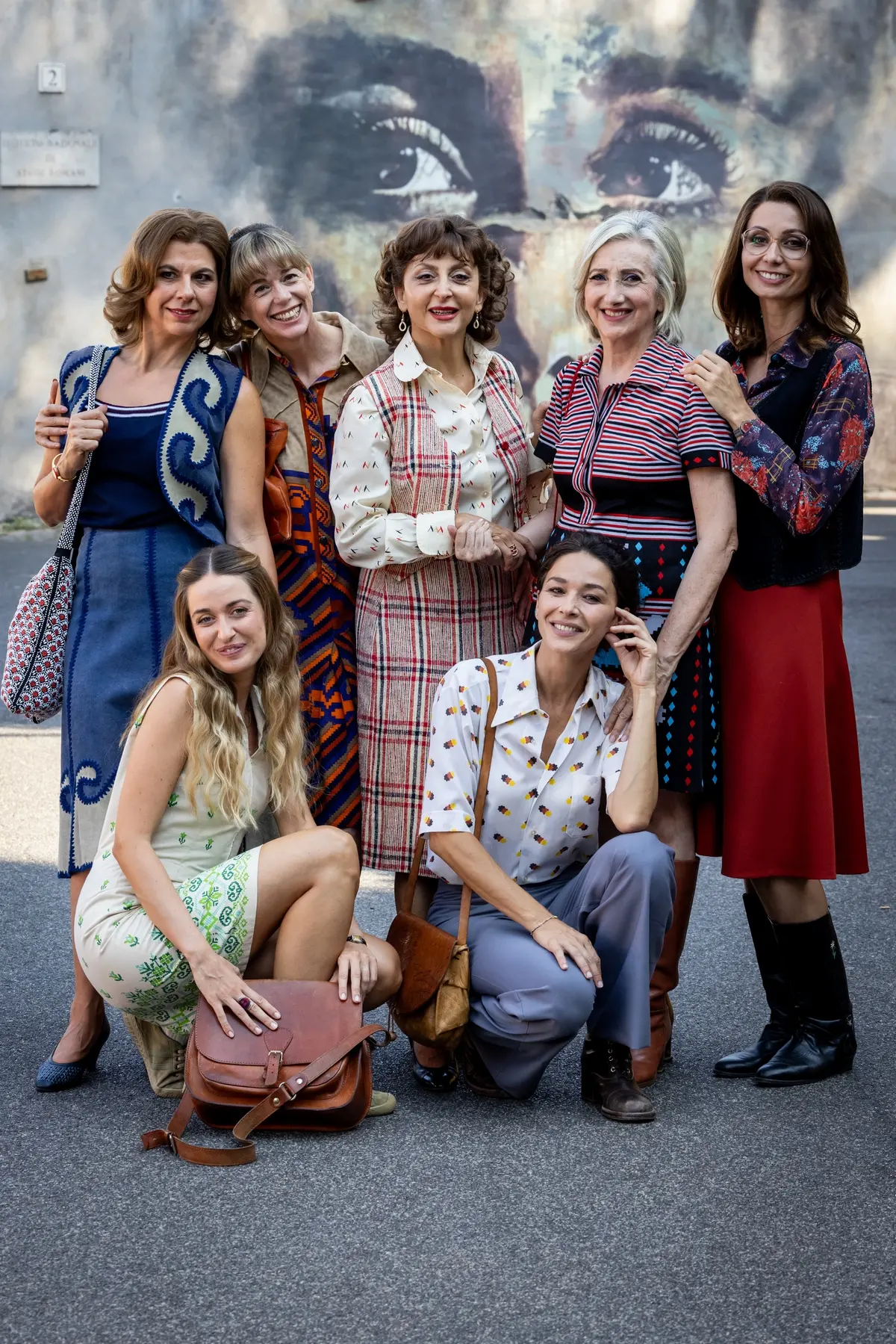 sul set di Diamanti: Geppi Cucciari, Milena Mancini, Paola Minaccioni, Lunetta Savino, Anna Ferzetti; sedute, Sara Bosi e Nicole Grimaudo