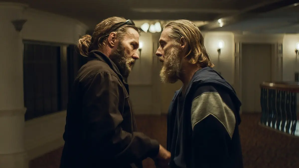 Joel Edgerton e Sean Harris in The Stranger