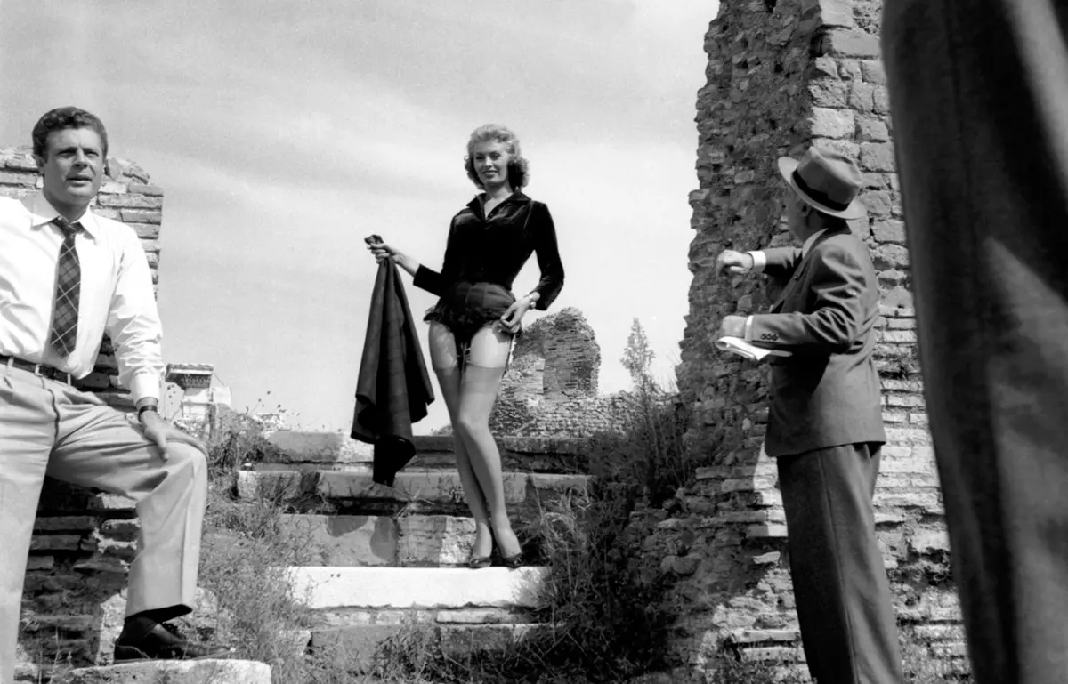 Marcello Mastroianni e Sophia Loren a Ostia Antica sul set di La fortuna di essere donna