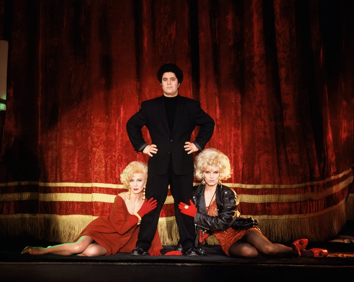 Marisa Paredes, Pedro Almodóvar e Miguel Bosé sul set di Tacchi a spillo (credits: César Urrutia/El Deseo)