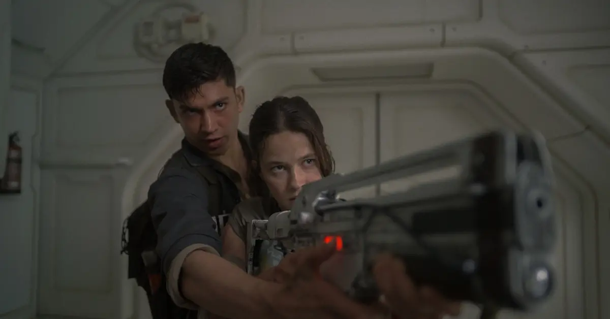 Cailee Spaeny e Archie Renaux in Alien: Romulus © 2024 20th Century Studios. All Rights Reserved.